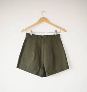 Shorts Espaço Fashion costas