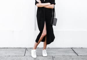 Como usar tênis no ambiente de trabalho de forma cool e elegante - capa