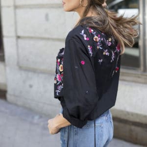 Moda com roupas bordadas - blusa