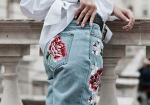 Moda com roupas bordadas - calça