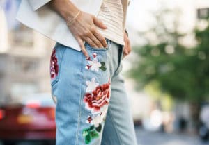 Moda com roupas bordadas - capa