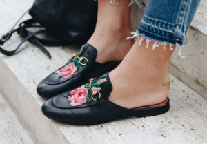 Moda com roupas bordadas - sapato