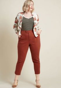 calça bege estampas