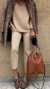 calça bege estampas