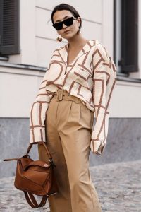 calça bege estampas