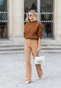 calça bege texturas
