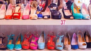 prateleira com sapatos