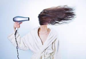 Alisar o cabelo em casa